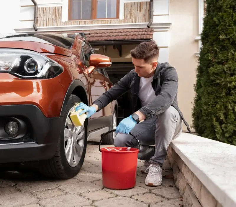 Lavage auto à domicile Scientrier : professionnel intervenant sur un véhicule